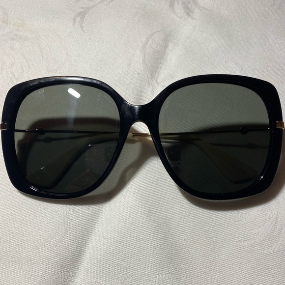 Gucci sunglasses! Rarely worn! Store bought. main image 5